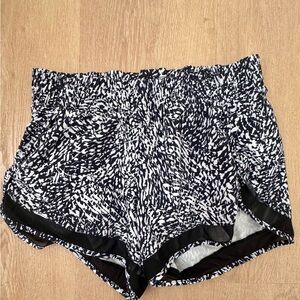 Athleta Black and White Patterned Mesh Racer Run Mid Rise 4" Short